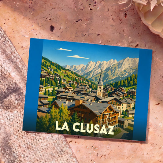 Carte postale souvenir de la ville de La Clusaz illustrant une vue panoramique de la station de montagne.