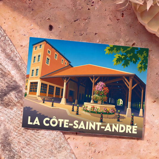 Carte postale souvenir de la ville de La Côte-Saint-André avec une illustration stylisée de ses halles historiques.