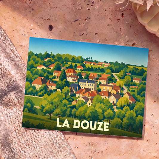 Carte postale souvenir de la commune de La Douze présentant une illustration stylisée et colorée de son village niché dans la verdure.