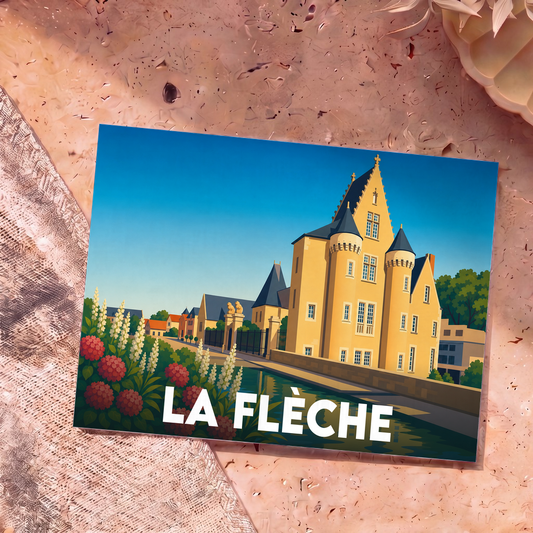 Carte postale souvenir de la ville de La Flèche avec une illustration stylisée de son patrimoine architectural.