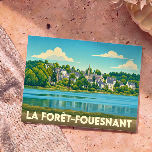 Carte postale souvenir de la ville de La Forêt-Fouesnant avec une illustration stylisée du bord de mer.