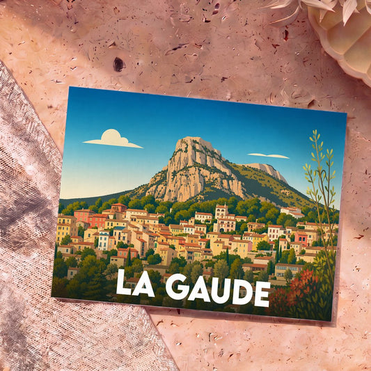 Carte postale souvenir de la ville de La Gaude avec une illustration stylisée d'un village perché au pied d'une montagne.