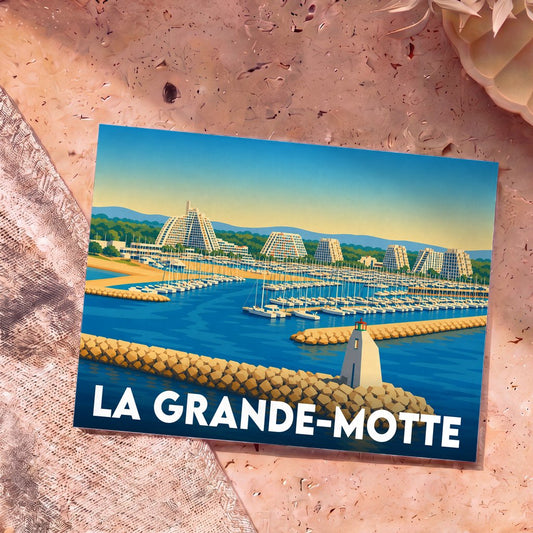 Carte postale souvenir de la ville de La Grande-Motte avec une illustration stylisée de son port et de son architecture pyramidale.