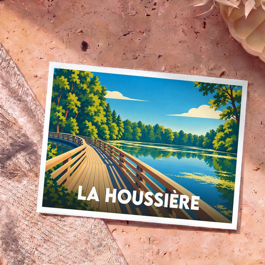 Carte postale souvenir de la ville de La Houssière illustrant un ponton en bois au bord d'un lac forestier.