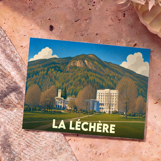 Carte postale souvenir de la ville de La Léchère avec une illustration stylisée d'un paysage de montagne.