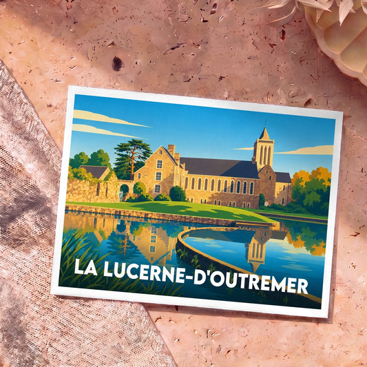Carte postale souvenir de la ville de La Lucerne-d'Outremer avec une illustration stylisée de son abbaye et de ses reflets dans l'eau.