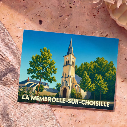 Carte postale souvenir de La Membrolle-sur-Choisille avec une illustration stylisée de son église sous un ciel bleu.