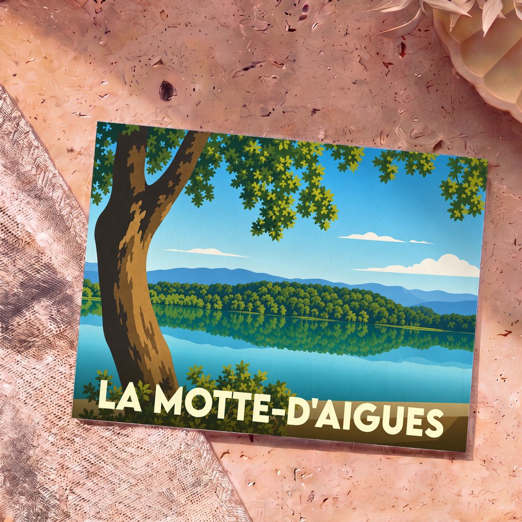 Carte postale souvenir de la ville de La Motte-d'Aigues avec une illustration stylisée d'un lac bordé d'arbres.