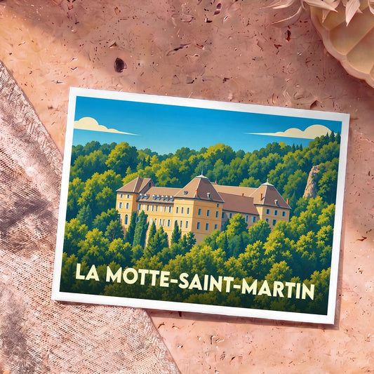 Carte postale souvenir de la ville de La Motte-Saint-Martin avec une illustration stylisée d'un château entouré de forêt.