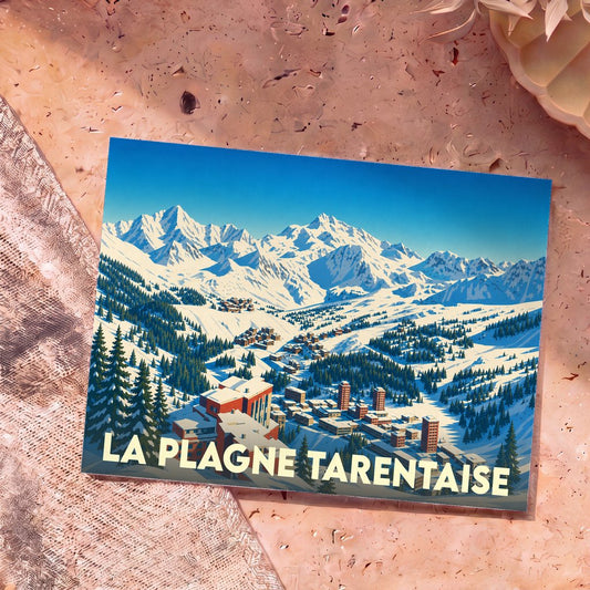 Carte postale souvenir de la ville de La Plagne Tarentaise avec une illustration stylisée d'un paysage de montagne enneigé.