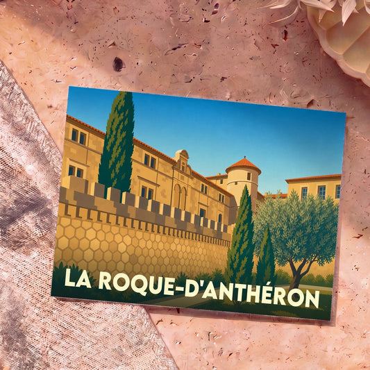 Carte postale souvenir de la ville de La Roque-d'Anthéron illustrant son patrimoine architectural dans un style épuré.