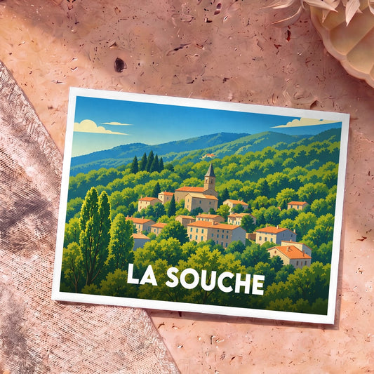 Carte postale souvenir de la ville de La Souche avec une illustration stylisée d'un village niché dans une forêt vallonnée.