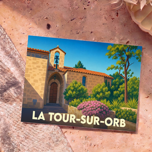 Carte postale souvenir de la ville de La Tour-sur-Orb avec une illustration stylisée de son église et de sa végétation.