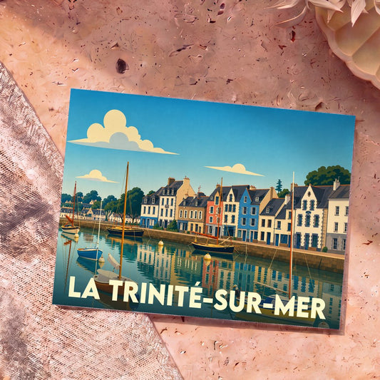 Carte postale souvenir de la ville de La Trinité-sur-Mer avec une illustration stylisée de son port et de ses maisons colorées.