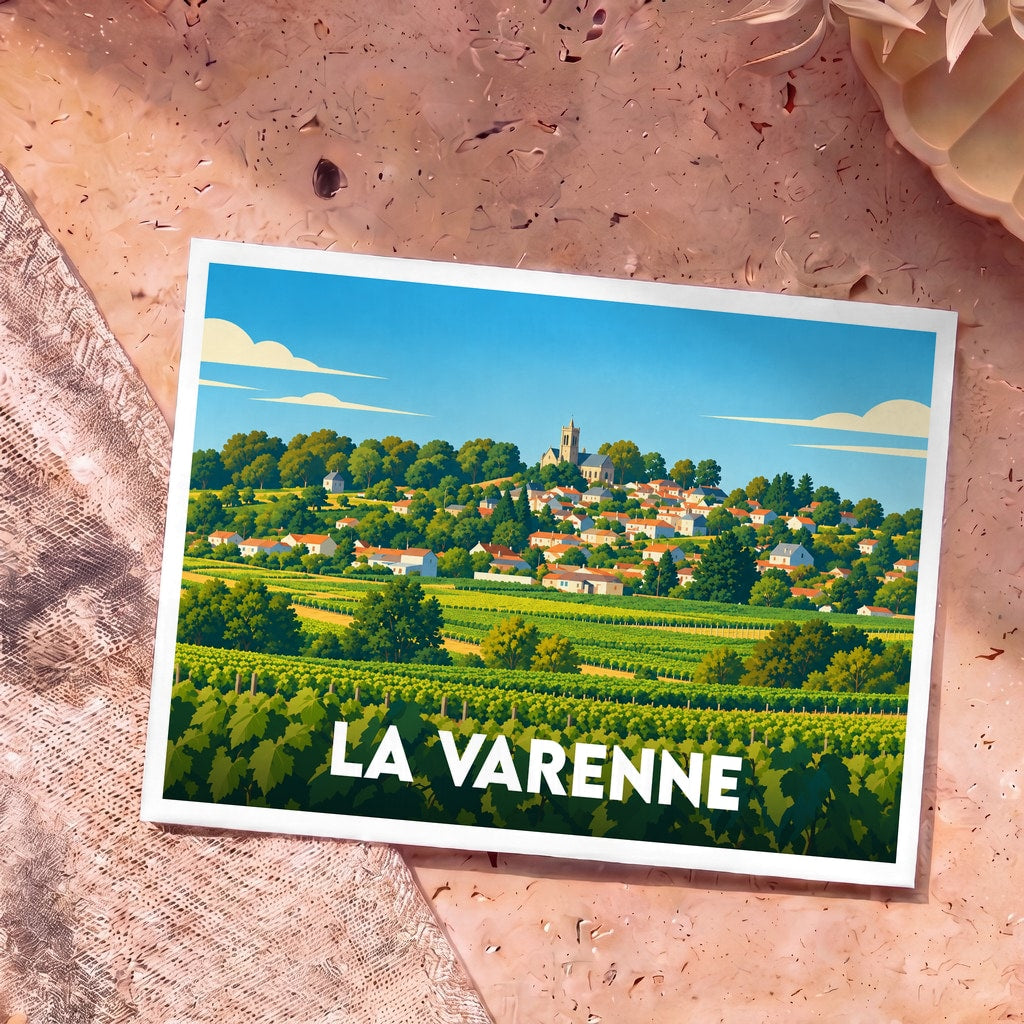 Carte postale souvenir de la ville de La Varenne avec une illustration stylisée de son paysage de vignobles et de son église.