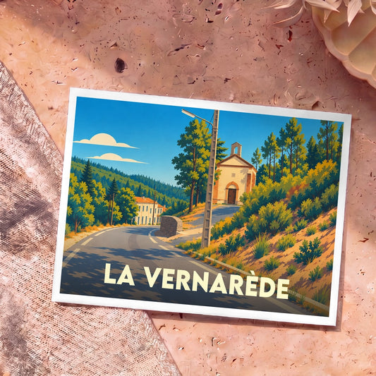 Carte postale souvenir de la ville de La Vernarède avec une illustration stylisée d'un paysage montagneux.