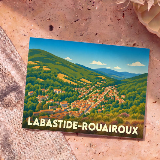 Carte postale souvenir de la ville de Labastide-Rouairoux avec une illustration stylisée de la commune nichée dans une vallée verdoyante.