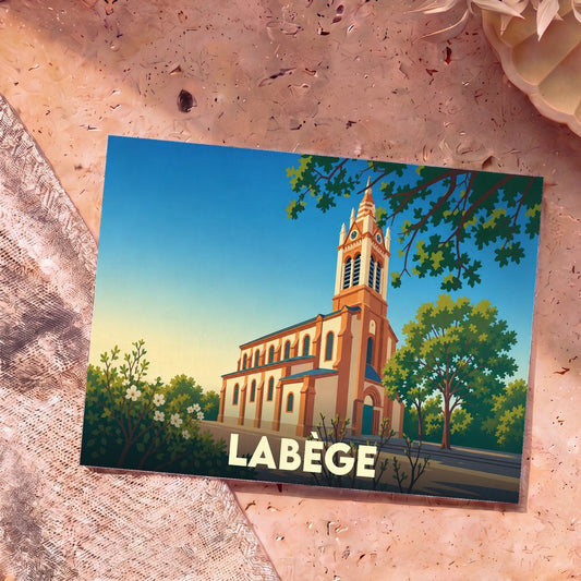 Carte postale souvenir de la ville de Labège avec une illustration stylisée de son église sous un ciel azur.