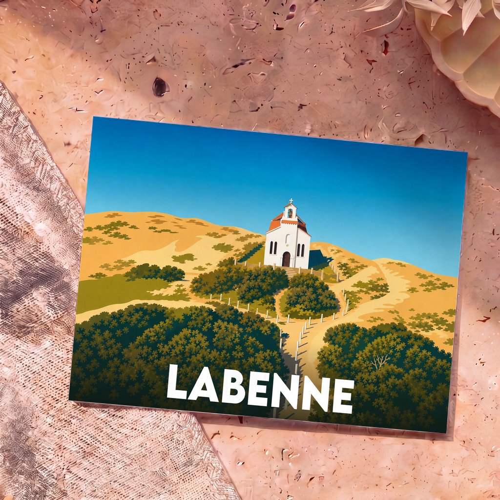 Carte postale souvenir de la ville de Labenne illustrant une petite chapelle blanche sur une colline arborée.