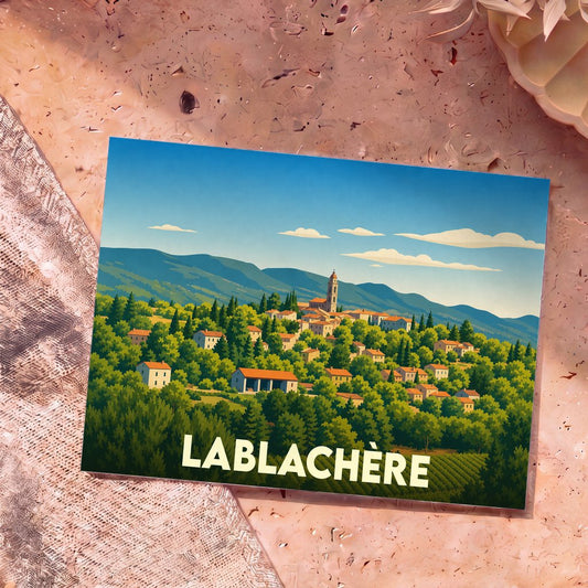 Carte postale souvenir de la ville de Lablachère avec une illustration stylisée.