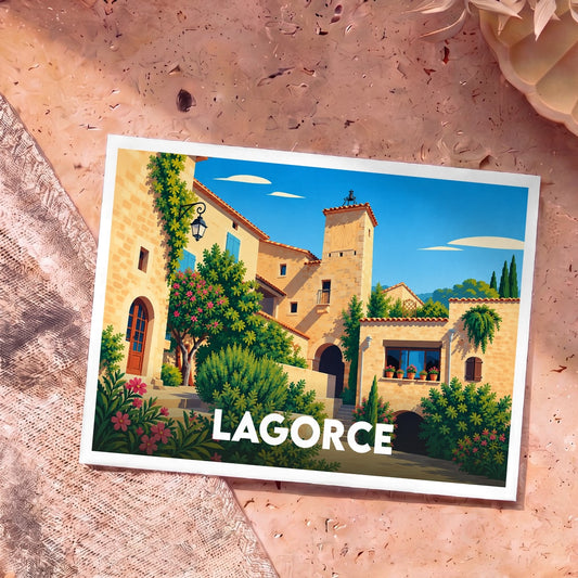 Carte postale souvenir de la ville de Lagorce avec une illustration colorée et stylisée de ses bâtiments en pierre et de sa végétation.