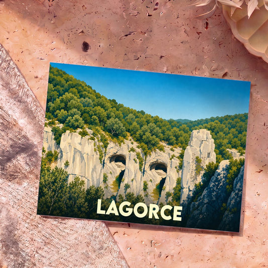 Carte postale souvenir de la ville de Lagorce illustrant un paysage rocheux et boisé typique de l'Ardèche.
