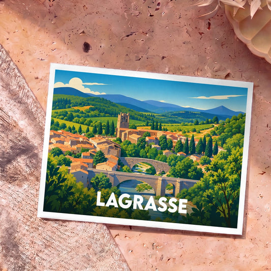 Carte postale souvenir de la ville de Lagrasse illustrant son pont médiéval et son abbaye dans un style coloré et épuré.