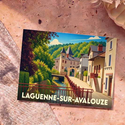 Carte postale souvenir de la ville de Laguenne-sur-Avalouze avec une illustration stylisée.