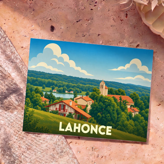 Carte postale souvenir de la ville de Lahonce avec une illustration stylisée de son paysage vallonné et de ses maisons typiques.