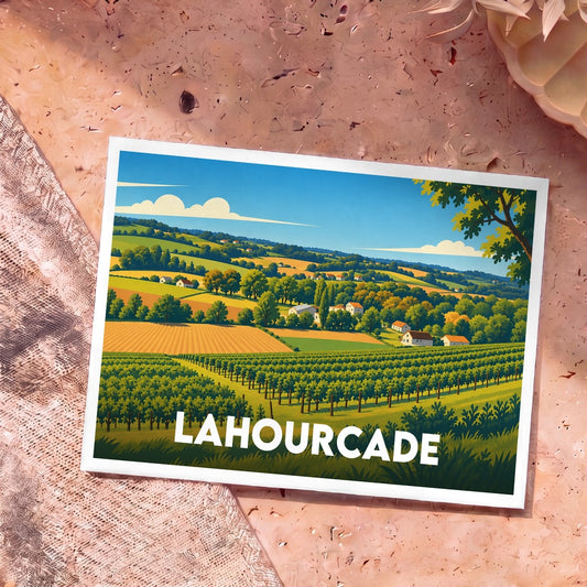 Carte postale souvenir de la ville de Lahourcade avec une illustration stylisée de paysages vallonnés et de vignobles.