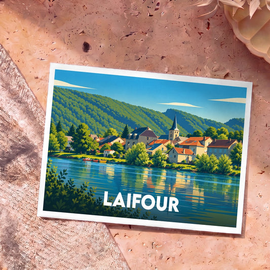 Carte postale souvenir de la ville de Laifour illustrant un village pittoresque en bord de rivière.