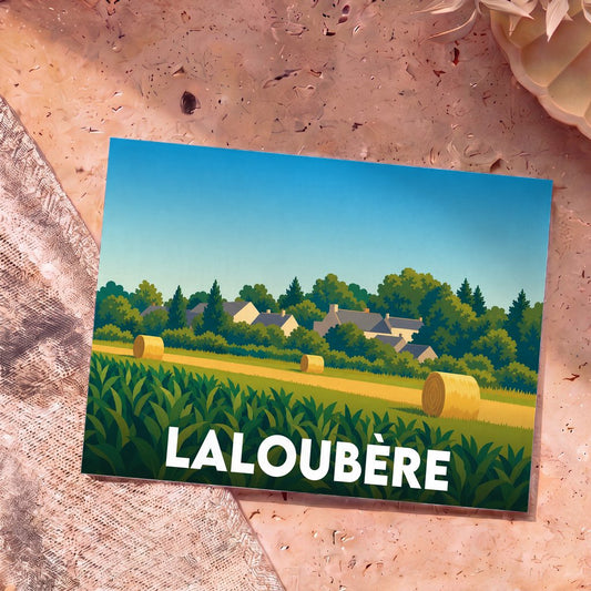 Carte postale souvenir de la ville de Laloubère avec une illustration stylisée d'un paysage champêtre.