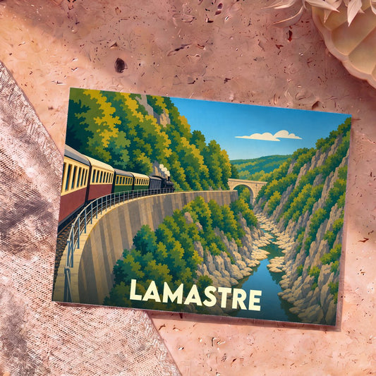 Carte postale souvenir de la ville de Lamastre illustrant un train à vapeur circulant dans les gorges verdoyantes de l'Ardèche.