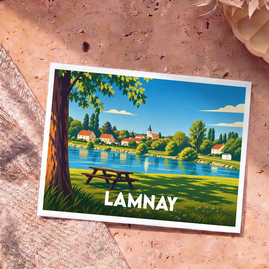 Carte postale souvenir de la ville de Lamnay avec une illustration stylisée de son paysage en bord de rivière.