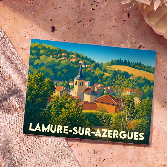 Carte postale souvenir de Lamure-sur-Azergues avec une illustration stylisée et colorée du village.