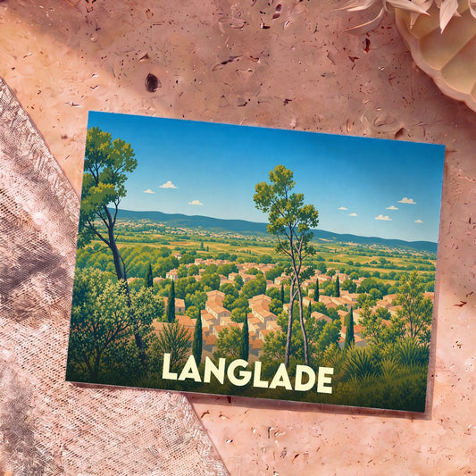 Carte postale souvenir de la ville de Langlade présentant une illustration stylisée d'un village provençal niché dans la verdure.