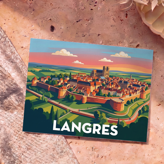 Carte postale souvenir de la ville de Langres avec une illustration stylisée de ses remparts et de sa cathédrale au coucher du soleil.