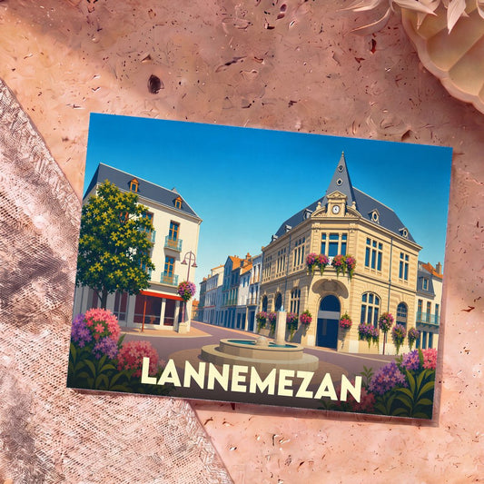 Carte postale souvenir de la ville de Lannemezan avec une illustration stylisée d'une place ensoleillée.