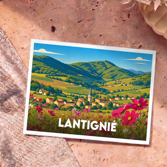 Carte postale souvenir de la ville de Lantignié présentant une illustration stylisée d'un village vallonné.