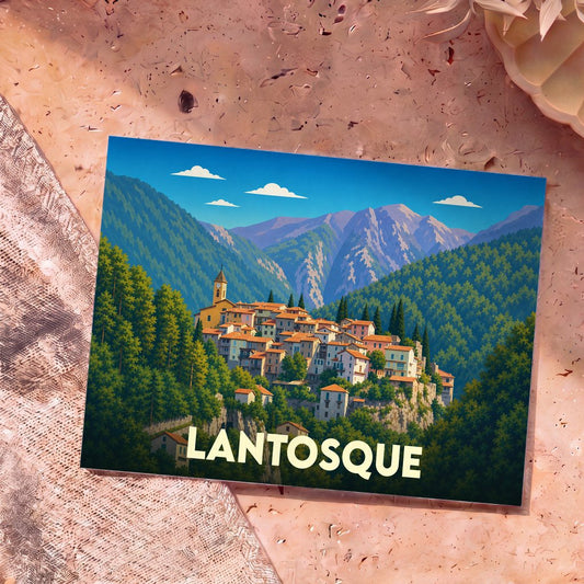 Carte postale souvenir de la ville de Lantosque illustrant un village de montagne niché dans la forêt.
