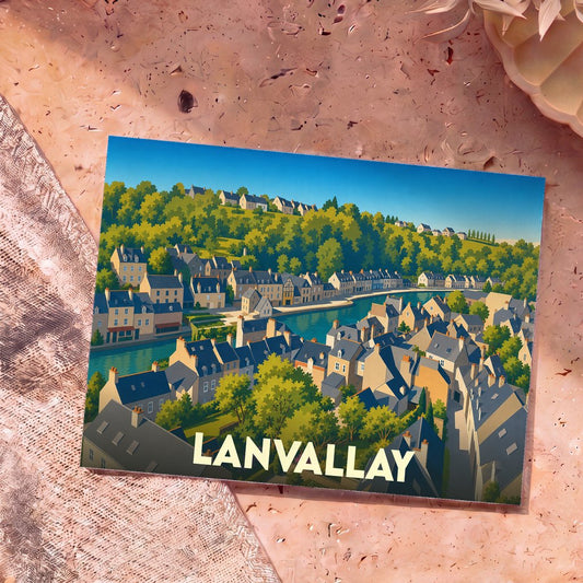 Carte postale souvenir de la ville de Lanvallay avec une illustration stylisée et colorée de ses maisons au bord de l'eau.