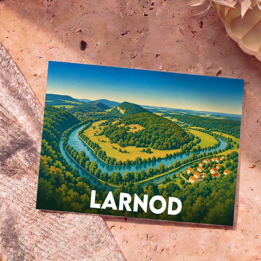 Carte postale souvenir de la ville de Larnod avec une illustration stylisée d'un méandre de rivière et de collines verdoyantes.