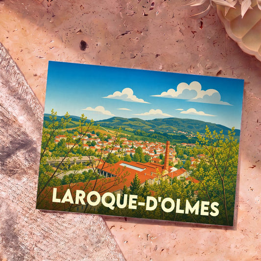 Carte postale souvenir de Laroque-d'Olmes illustrant une vue panoramique stylisée de la ville et de ses montagnes.