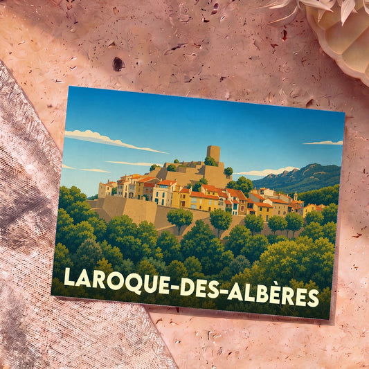 Carte postale souvenir de Laroque-des-Albères avec une illustration stylisée du village et de son château dominant la végétation.