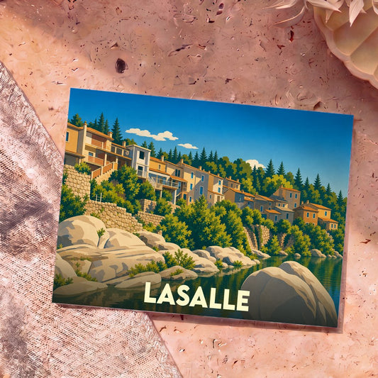 Carte postale souvenir de la ville de Lasalle avec une illustration stylisée d'un village côtier niché entre collines verdoyantes et rochers en bord d'eau.