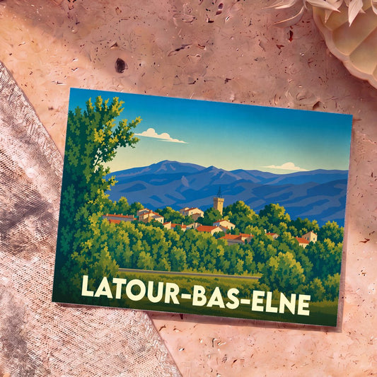 Carte postale souvenir de la ville de Latour-Bas-Elne avec une illustration stylisée de son paysage et de ses montagnes.