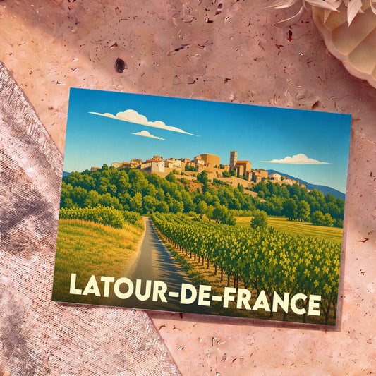 Carte postale souvenir de la ville de Latour-de-France avec une illustration stylisée d'un vignoble et d'un village perché.