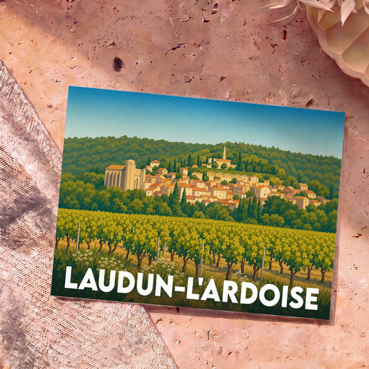 Carte postale souvenir de la ville de Laudun-l'Ardoise avec une illustration stylisée d'un vignoble et d'un village perché.