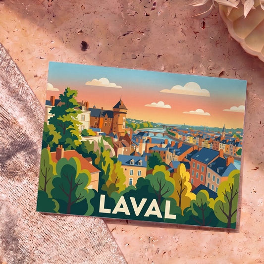 Carte postale souvenir de la ville de Laval avec une illustration stylisée et colorée du château et de la Mayenne.