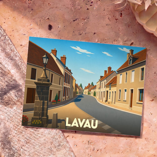 Carte postale souvenir de la ville de Lavau avec une illustration stylisée d'une rue pittoresque.